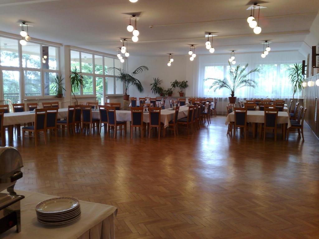 Irss Osrodek Szkoleniowy Hotel Białobrzegi Esterno foto